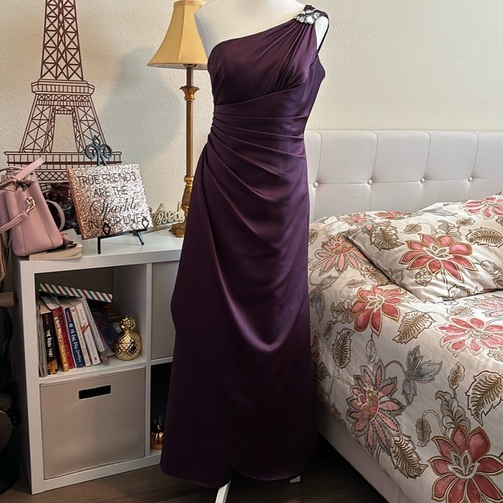 David’s Bridal Plum One Shoulder Formal Gown size 8